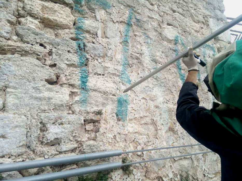Χαλκιδική: Επιχείρηση καθαρισμού του Πύργου στη Νέα Φώκαια που βανδαλίστηκε (ΦΩΤΟ)