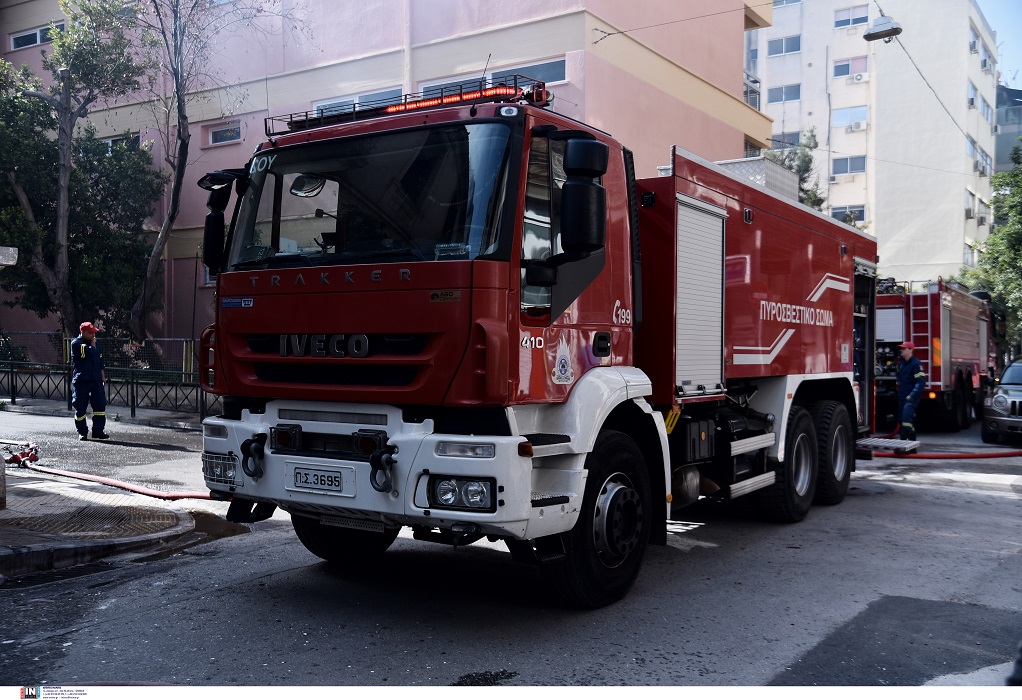 Αθήνα: Φωτιά σε εγκατελελλειμένο κτίριο κοντά στο Εθνικό Θέατρο