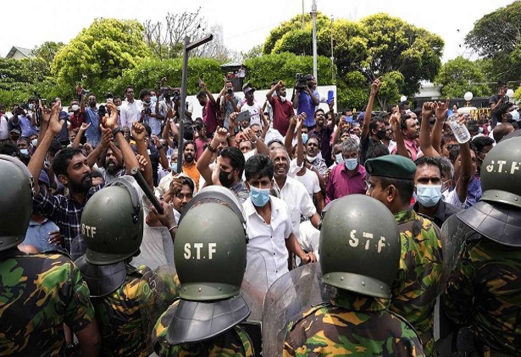 Χάος στη Σρι Λάνκα λόγω οικονομικής κρίσης: Παραιτήθηκε ο πρωθυπουργός – 78 τραυματίες από συγκρούσεις