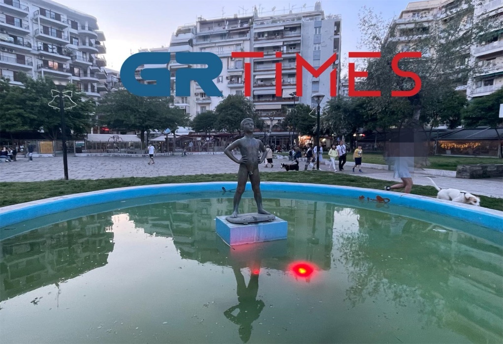 Θεσσαλονίκη: Βανδάλισαν (ξανά) το «Αγόρι που Σφυρίζει» στην πλατεία Ναυαρίνου (ΦΩΤΟ)