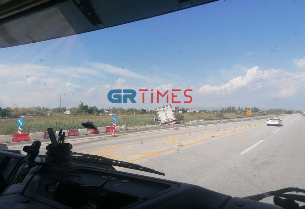 Σφοδρή σύγκρουση φορτηγού και ΙΧ στην Ε.Ο. Θεσσαλονίκης – Αθηνών (ΦΩΤΟ)