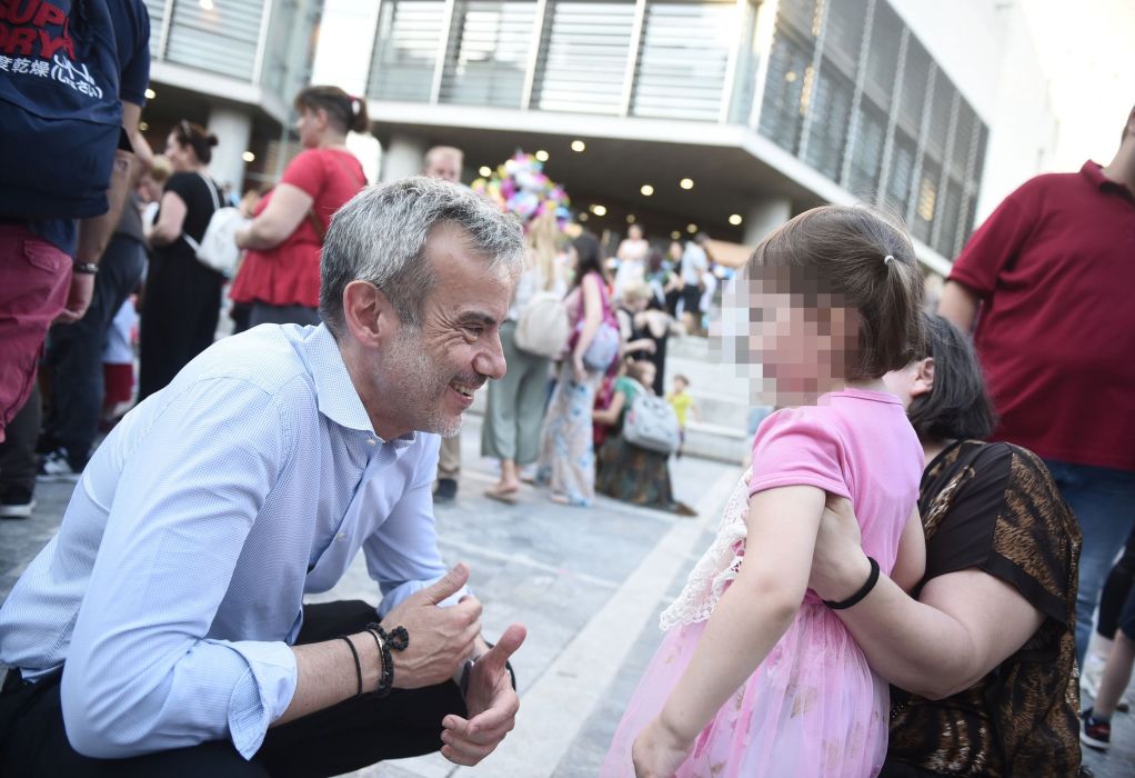 Πλημμύρισε με παιδικά χαμόγελα το δημαρχείο Θεσσαλονίκης-Ζέρβας: Περήφανος για τη δουλειά στους δημοτικούς παιδικούς σταθμούς (ΦΩΤΟ)