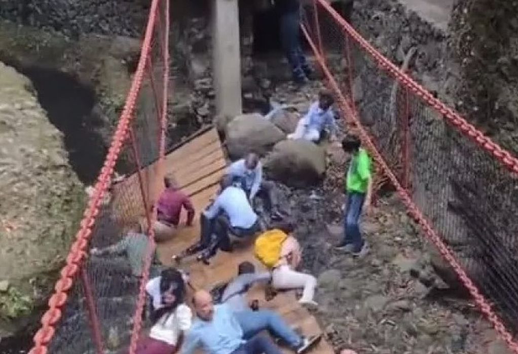 Σοκαριστικό βίντεο: Ξύλινη γέφυρα καταρρέει στο Μεξικό-25 τραυματίες