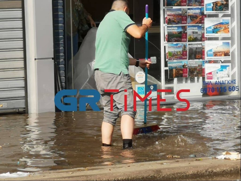 Θεσσαλονίκη: Πλημμύρισαν καταστήματα στο κέντρο-Απομακρύνουν τα νερά με σκούπες (VIDEO)