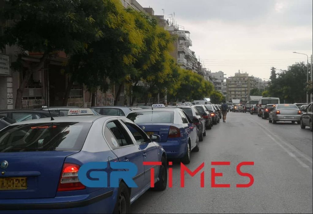 Θεσσαλονίκη: Ταξιτζής οδηγούσε με το καπό ανοιχτό στο κέντρο της πόλης (VIDEO)
