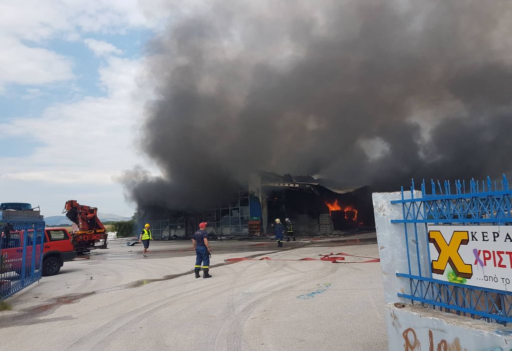 ΤΩΡΑ: Φωτιά σε αποθήκη με εύφλεκτα υλικά στην Πτολεμαΐδα (ΦΩΤΟ-VIDEO)