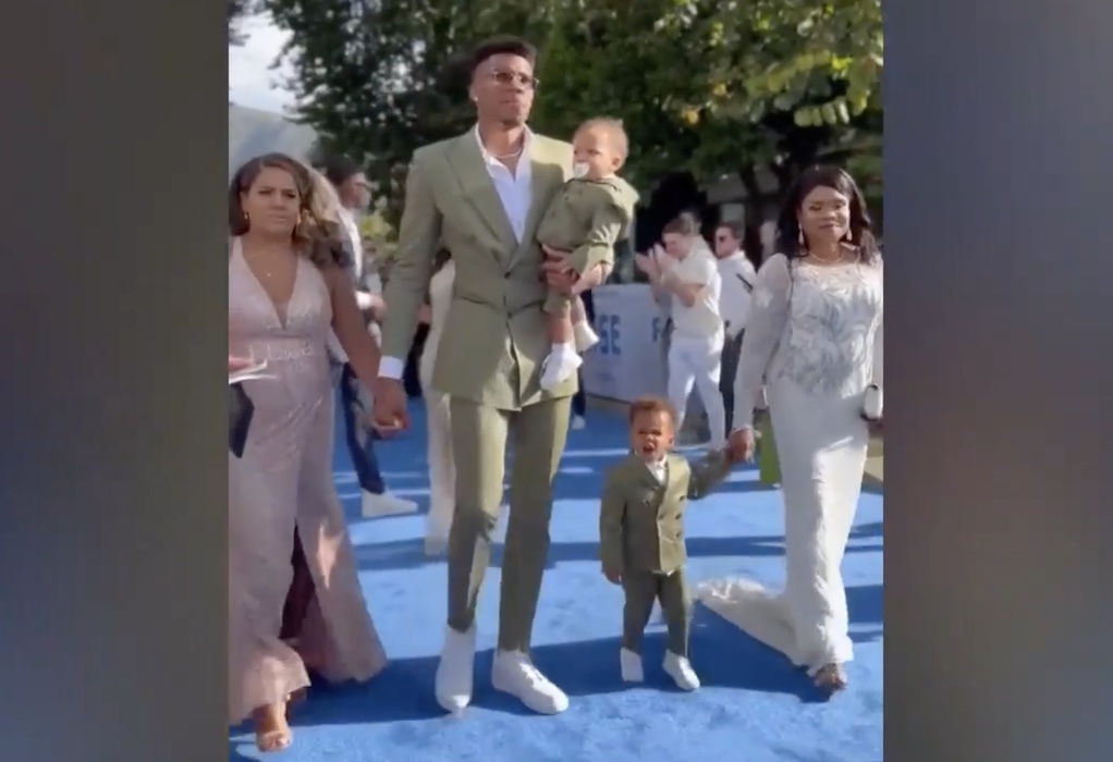 Γ. Αντετοκούνμπο: Φόρεσε ασορτί κοστούμι με τους υιούς του στην πρεμιέρα του «Rise» (VIDEO)
