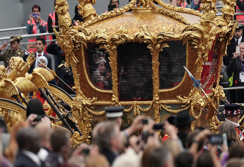 Βρετανία: Το ολόγραμμα της Ελισάβετ μέσα στην χρυσή άμαξα των 260 ετών