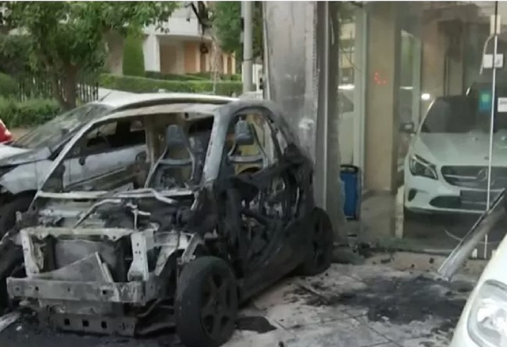 Παλαιό Φάληρο: Έκρηξη σε αντιπροσωπεία αυτοκινήτων – Κάηκαν 3 Ι.Χ. (ΦΩΤΟ)