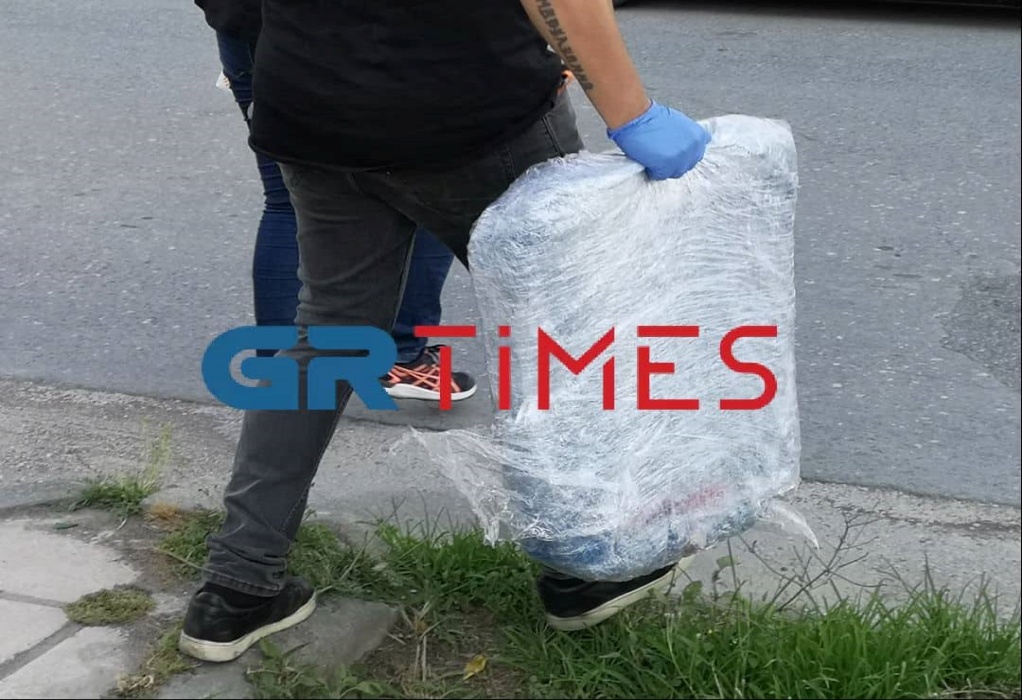 Θεσσαλονίκη: Κάνναβη, κοκαΐνη και χιλιάδες ευρώ σε μετρητά στο σπίτι του 32χρονου πιστολέρο-Χειροπέδες και στον αδερφό του (ΦΩΤΟ)