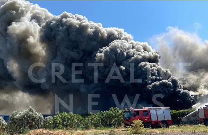 Ηράκλειο: Οριοθετήθηκε η μεγάλη φωτιά σε εργοστάσιο ξυλείας (ΦΩΤΟ-VIDEO)
