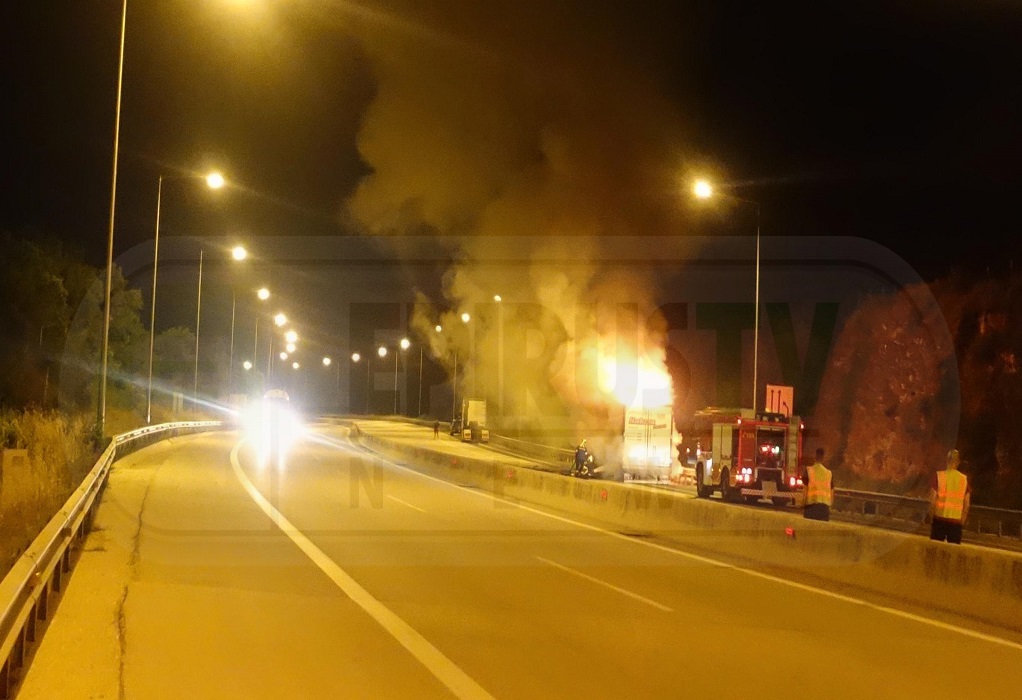Ιωάννινα: Νταλίκα παραδόθηκε στις φλόγες στην Εγνατία Οδό (VIDEO)