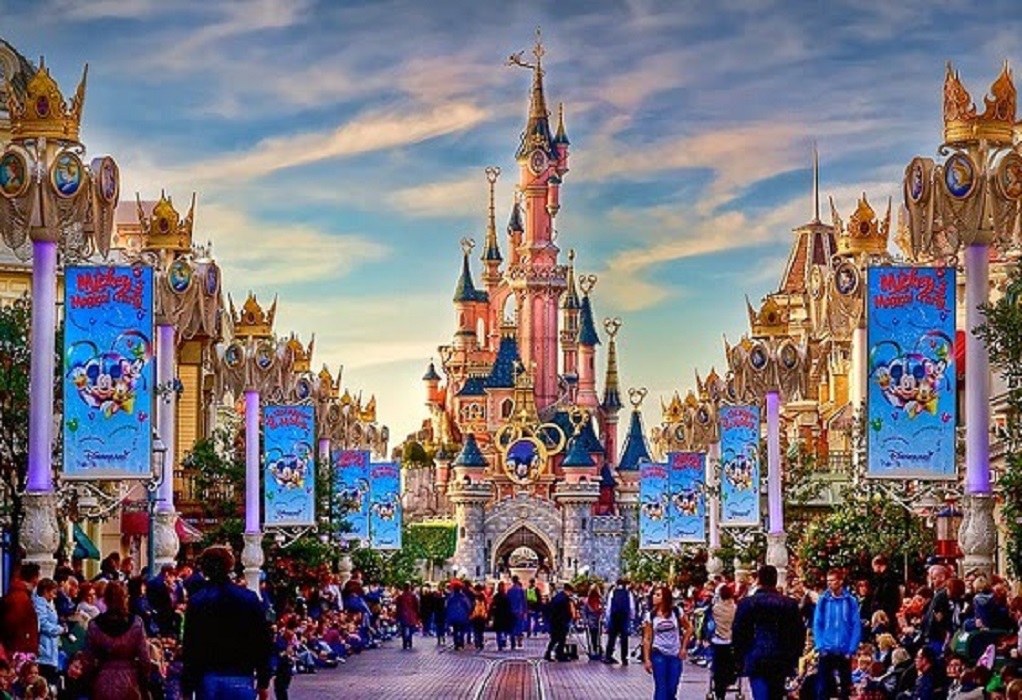 Ο γύρος 12 Disneyland ανά τον κόσμο με ιδιωτικό τζετ έναντι ….110.000 δολαρίων