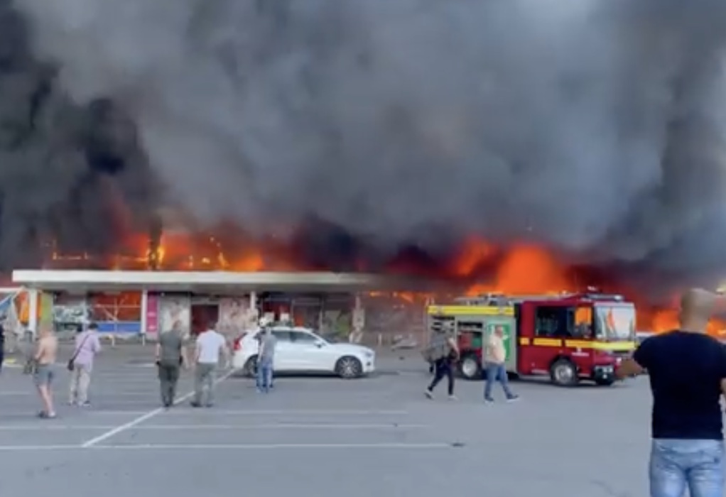 Ουκρανία: Ρωσική πυραυλική επίθεση σε εμπορικό κέντρο στην πόλη Κρεμεντσούκ (VIDEO)
