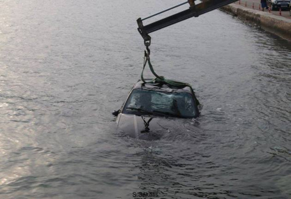 Χαλκιδική: Πτώση οχήματος στη θάλασσα χωρίς επιβαίνοντες στην Νέα Καλλικράτεια