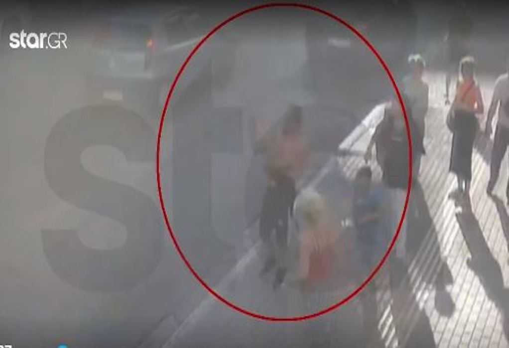 Σοκαριστικό βίντεο: Πατέρας προσπάθησε να πνίξει το παιδί του στο κέντρο της Αθήνας