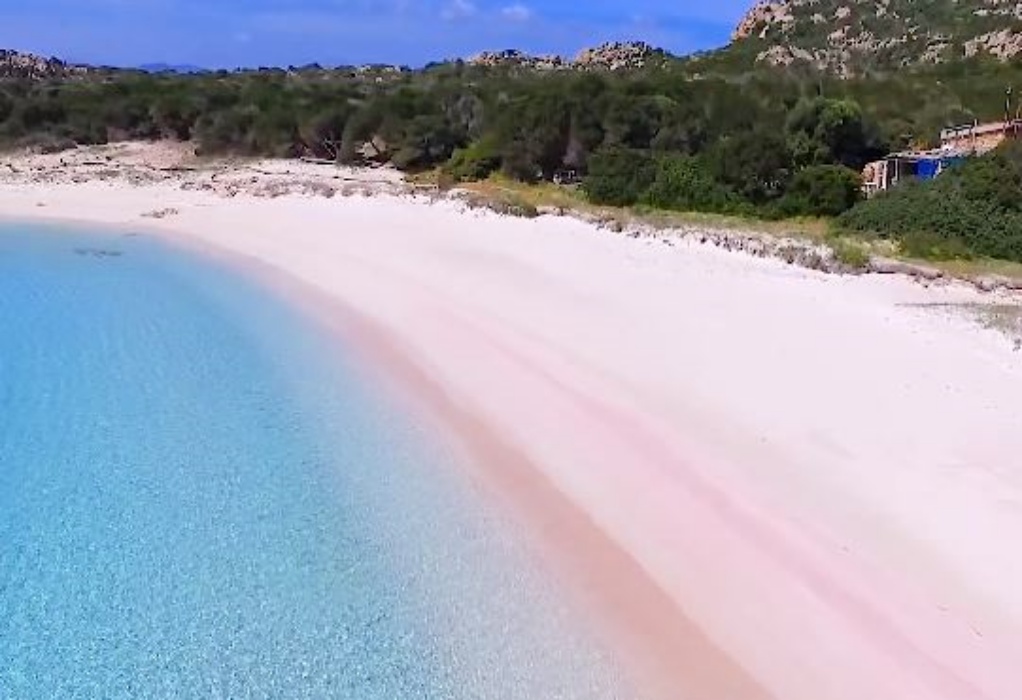 Η Σαρδηνία επιβάλλει ποινές στους τουρίστες που κλέβουν άμμο από τις παραλίες