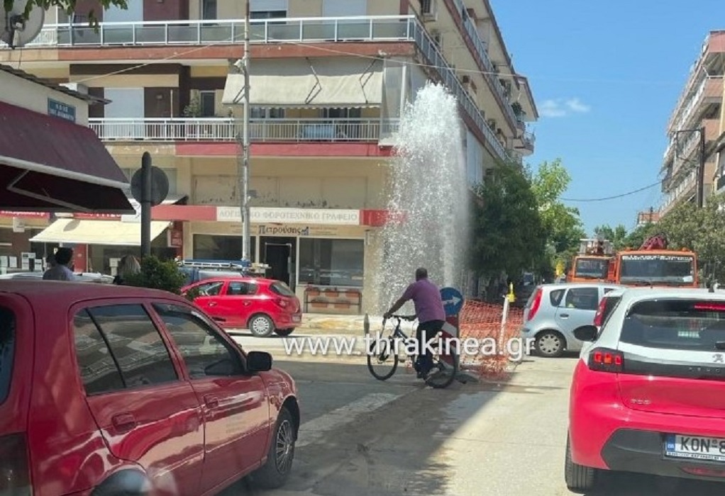 Ορεστιάδα: Έσκασε αγωγός νερού και έγινε… φυσικό σιντριβάνι (ΦΩΤΟ)