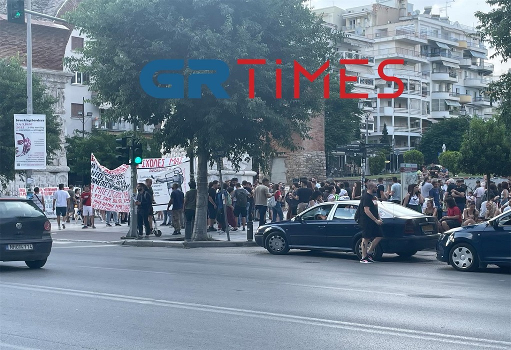  Συγκέντρωση ενάντια στη συγκάλυψη υποθέσεων έμφυλης βίας στη Θεσσαλονίκη σήμερα 