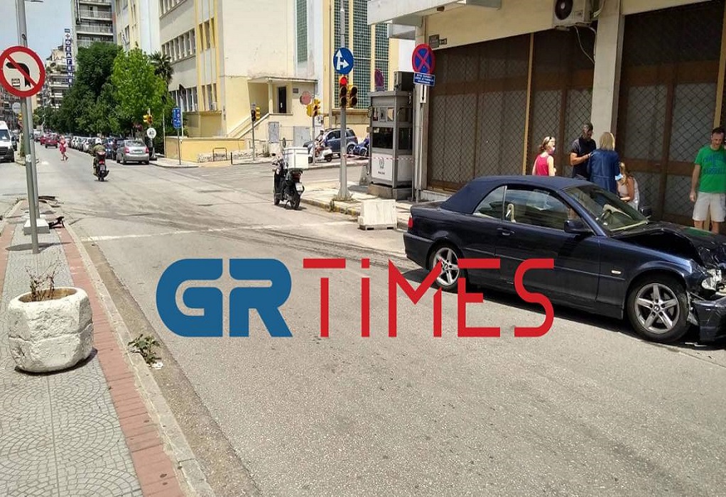 Θεσσαλονίκη: “Καβάλησε” κράσπεδο, μπήκε στο αντίθετο ρεύμα, συγκρούστηκε με ΙΧ – Μία τραυματίας (ΦΩΤΟ)