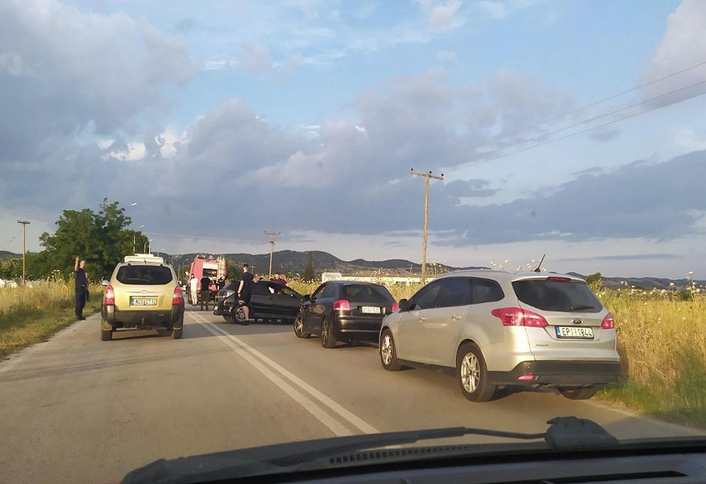 Σύγκρουση λεωφορείου με ΙΧ στα Μουδανιά-Με δυσκολία η κίνηση προς τη Θεσσαλονίκη