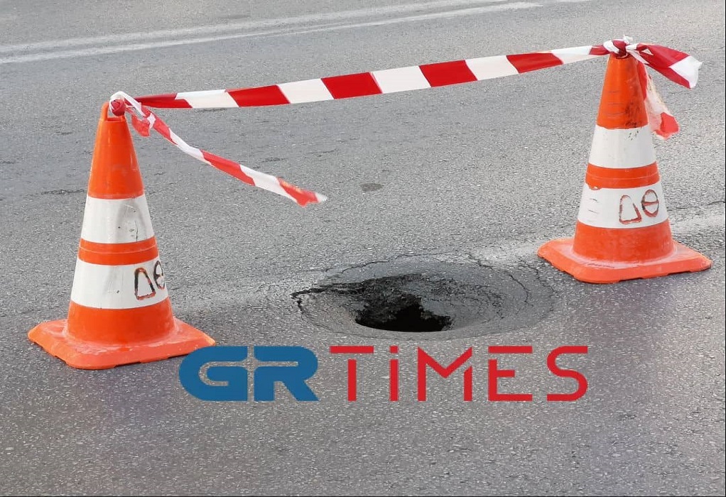Θεσσαλονίκη: Τρύπα στη μέση του δρόμου στο κέντρο (ΦΩΤΟ-VIDEO)