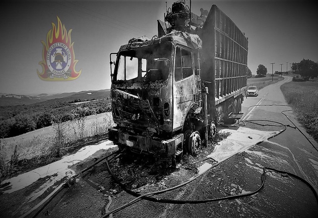 Στις φλόγες φορτηγό που μετέφερε καυσόξυλα στην Πιερία (ΦΩΤΟ)