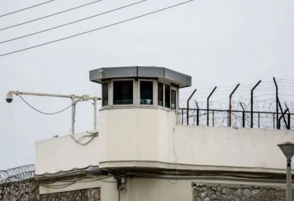 Οπαδοί του ΠΑΟΚ φώναζαν συνθήματα για τους «12» έξω από τις φυλακές Διαβατών
