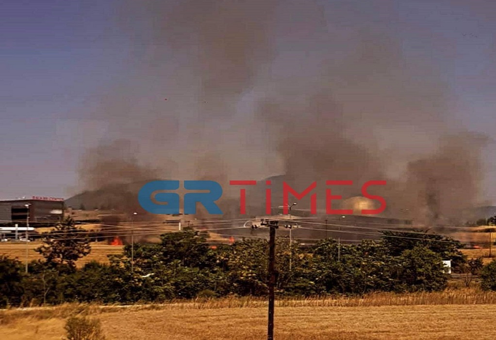Θεσσαλονίκη: Φωτιά σε υπαίθριο χώρο στη Θέρμη – Επί τόπου η Πυροσβεστική (ΦΩΤΟ)