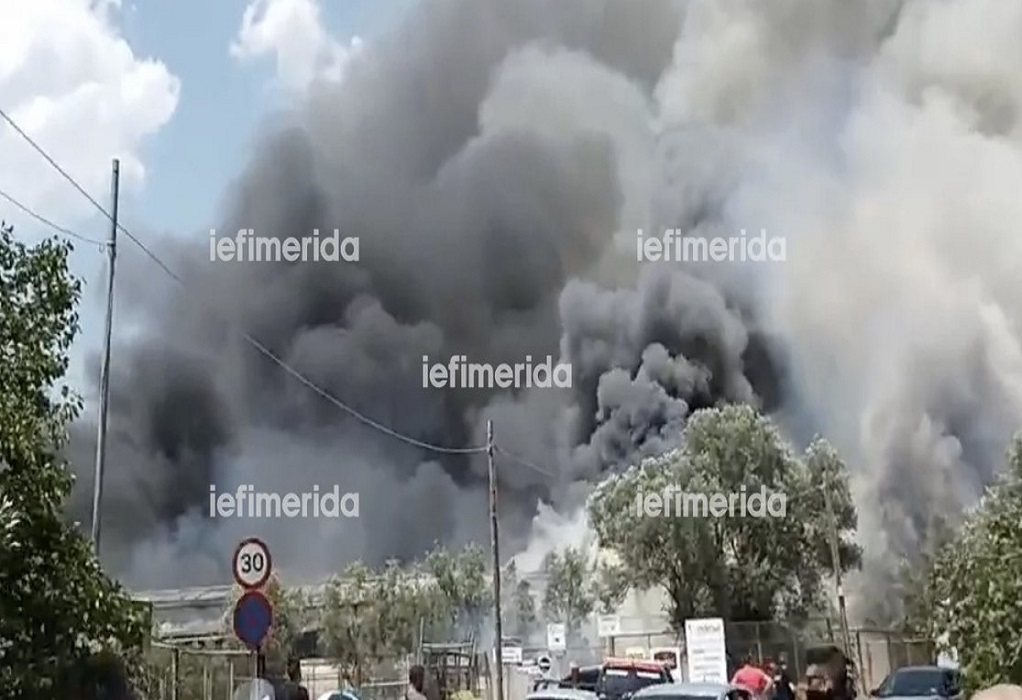 Μεγάλη φωτιά σε εργοστάσιο στο Μενίδι (ΦΩΤΟ-VIDEO)