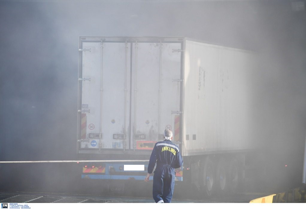 Θεσσαλονίκη: Στις φλόγες ΙΧ και φορτηγό μετά από σύγκρουση-Στο νοσοκομείο δύο άτομα