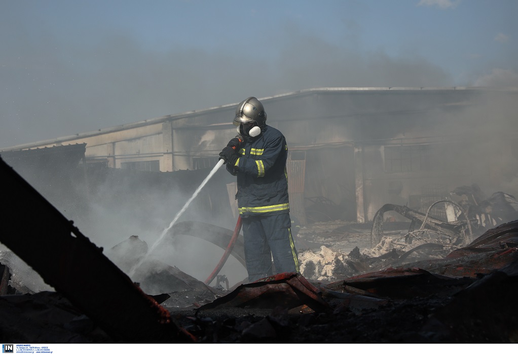 Ασπρόπυργος: Υπό έλεγχο η φωτιά στο εργοστάσιο πλαστικών