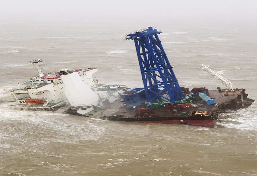 Χονγκ Κονγκ: Τεράστιο πλοίο έσπασε στη μέση και βυθίστηκε-Δεκάδες αγνοούμενοι (VIDEO)