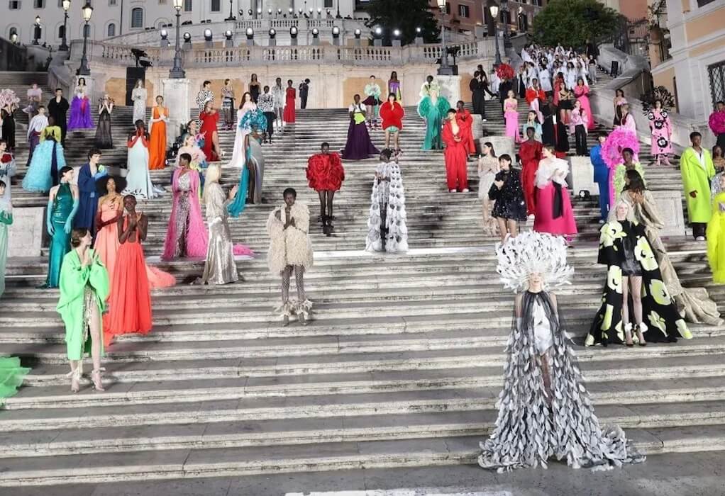 Valentino Couture AW22-23: Oι λεπτομέρειες του εντυπωσιακού show στη Ρώμη (ΦΩΤΟ-VIDEO)