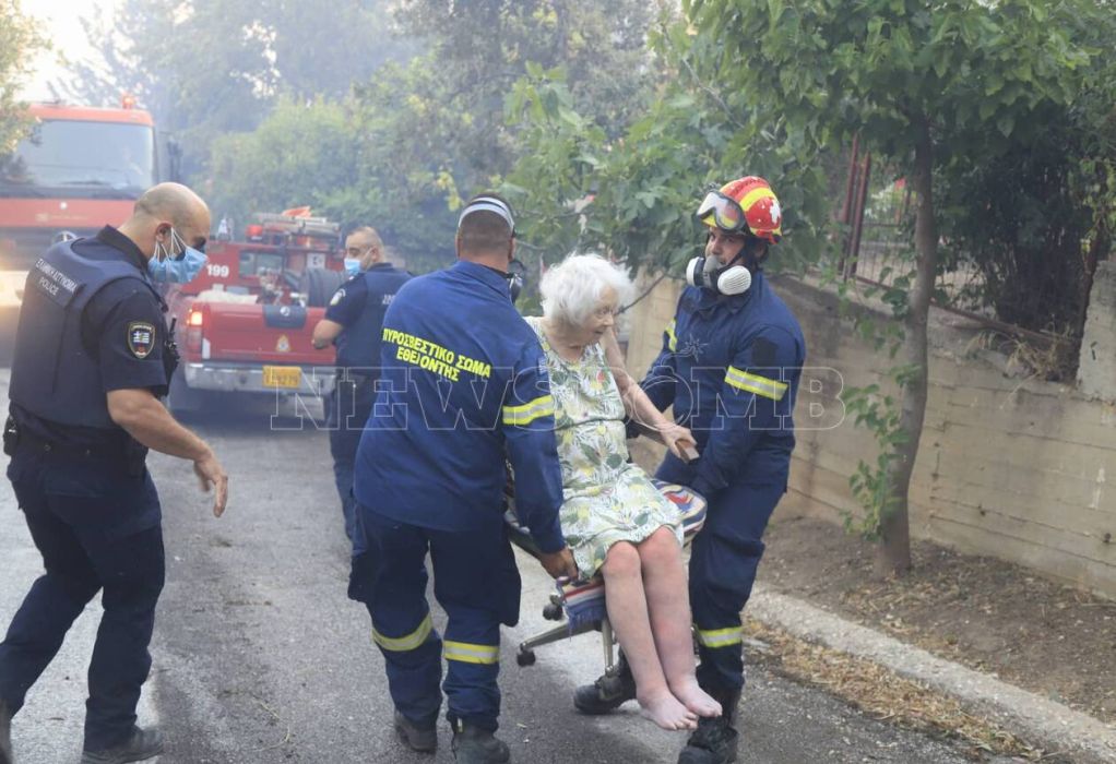 Συγκλονιστικές εικόνες από τη διάσωση ηλικιωμένης-Έσπασαν την πόρτα οι πυροσβέστες (ΦΩΤΟ)