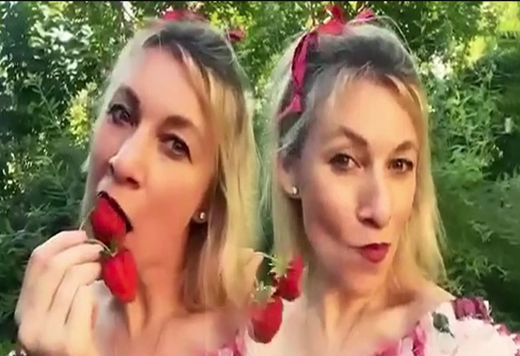 Ρωσία-Ζαχάροβα: Δοκιμάζει… φράουλες και βάζει «φωτιά» στα social media (VIDEO)