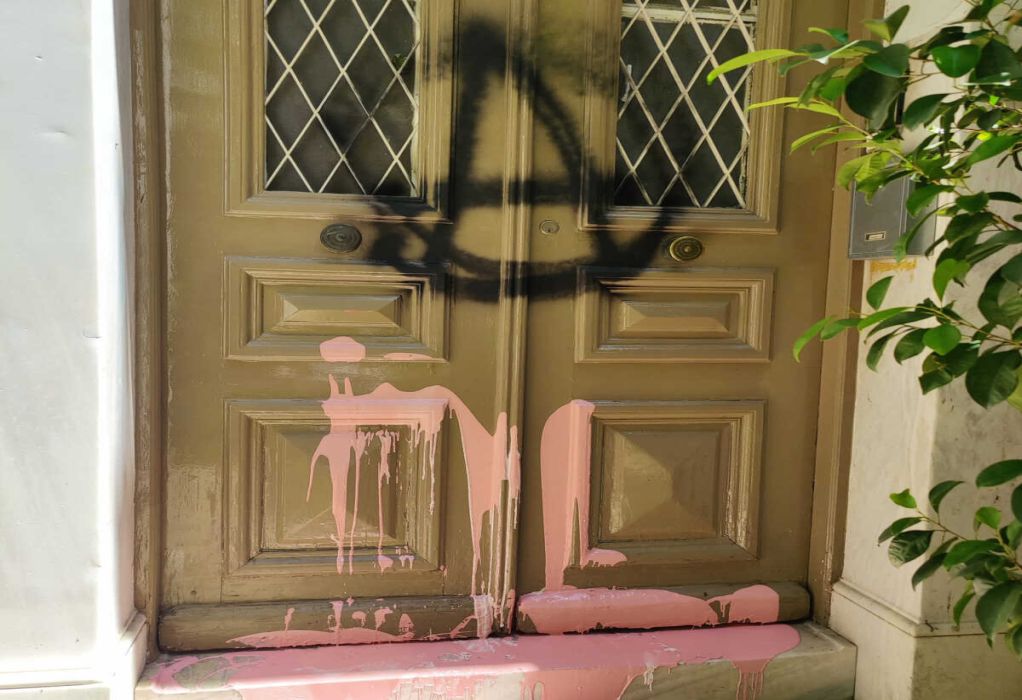 Επίθεση με μπογιές στα σπίτια των Γιατρομανωλάκη-Διγαλάκη (ΦΩΤΟ)