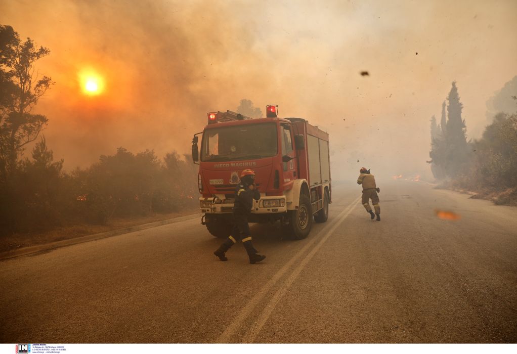 Φωτιά στην Αταλάντη-Ισχυρές δυνάμεις της πυροσβεστικής και εναέρια μέσα στο σημείο