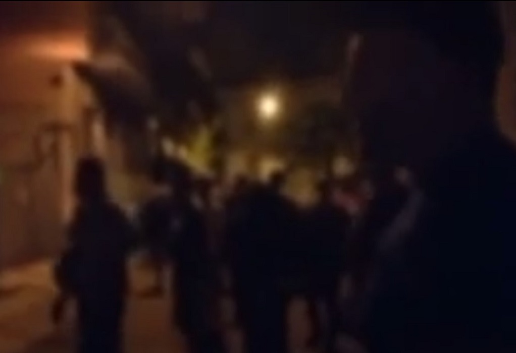 Παρέμβαση Ρουβίκωνα έξω από το διαμέρισμα του Δημήτρη Λιγνάδη (VIDEO)