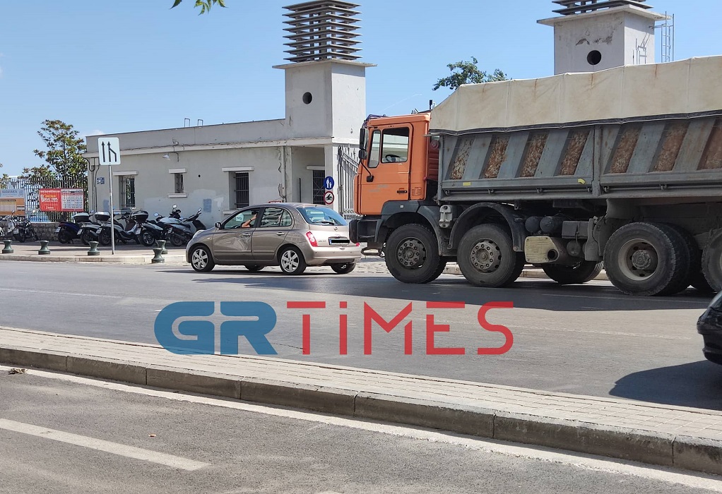 Θεσσαλονίκη: Σύγκρουση φορτηγού με ΙΧ στην είσοδο του λιμανιού (ΦΩΤΟ-VIDEO)