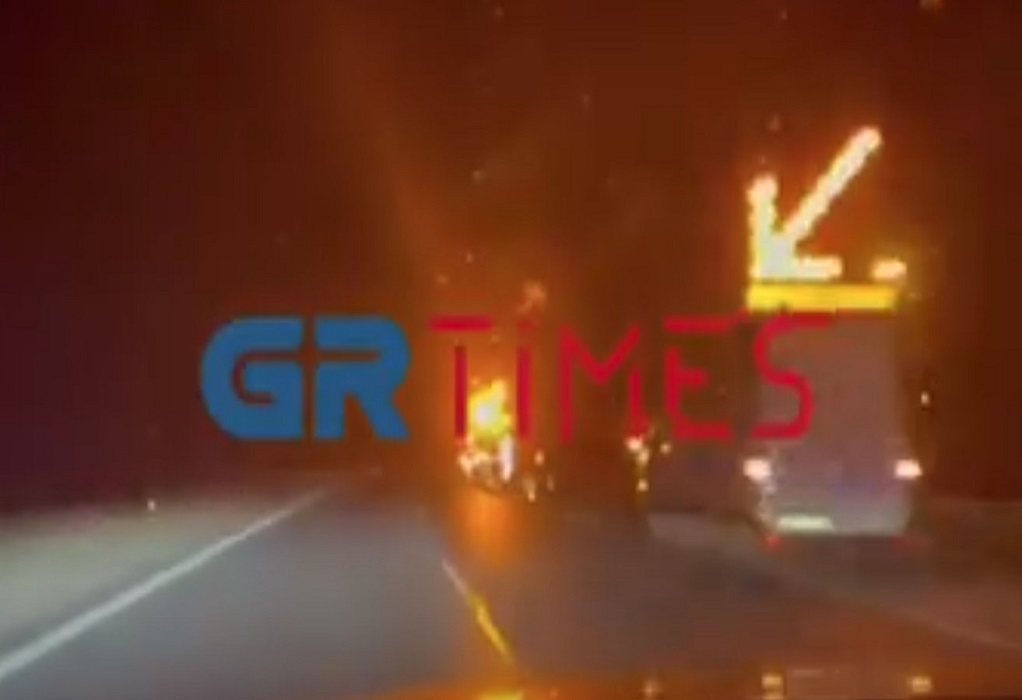 Μετακινείται το καμένο τροχόσπιτο στην ΕΟ Θεσσαλονίκης – Ν. Μουδανιών (VIDEO)