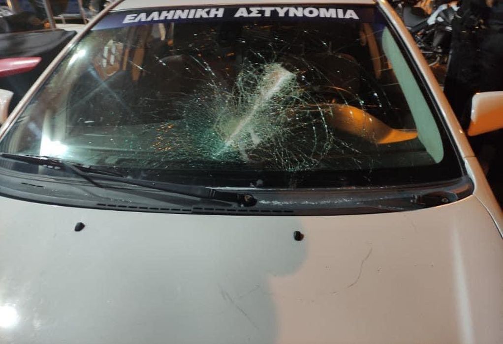 Θεσσαλονίκη: Δίωξη σε πατέρα και γιο για επίθεση σε αστυνομικούς και περιπολικό της ΕΛΑΣ