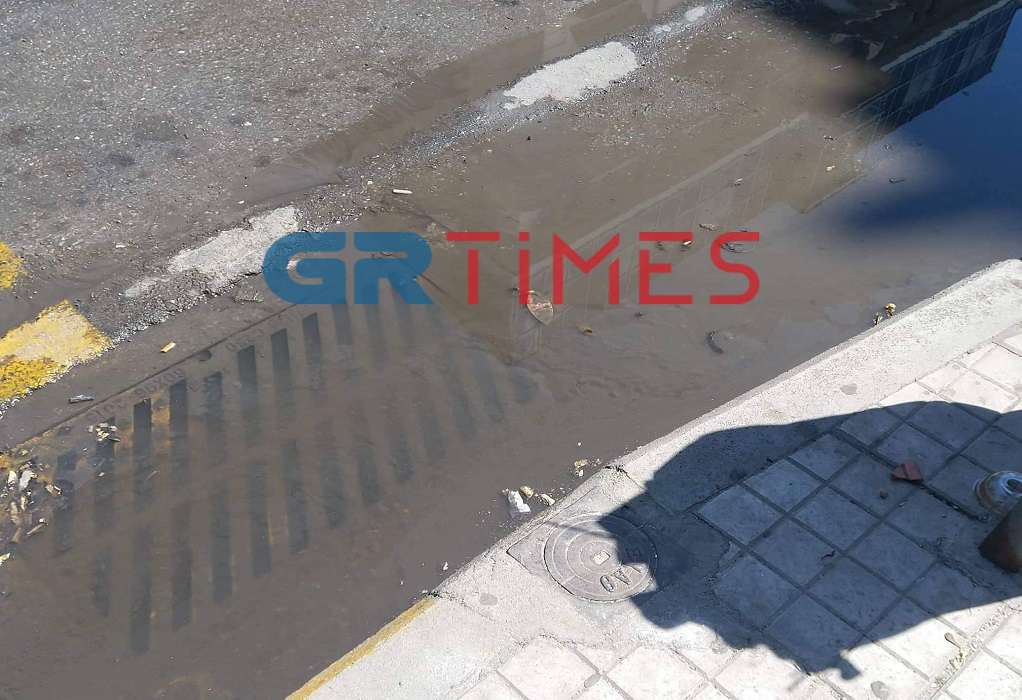 Θεσσαλονίκη: Βλάβη σε αγωγό αποχέτευσης της ΕΥΑΘ στο κέντρο-Έντονη η μυρωδιά (ΦΩΤΟ-VIDEO)