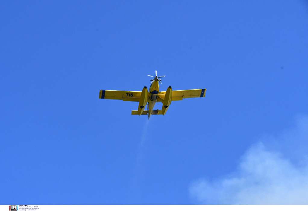 Φωτιά στη Νέα Πέραμο: Η ανακοίνωση του Λιμενικού για την προσθαλάσσωση του πυρ. αεροσκάφους