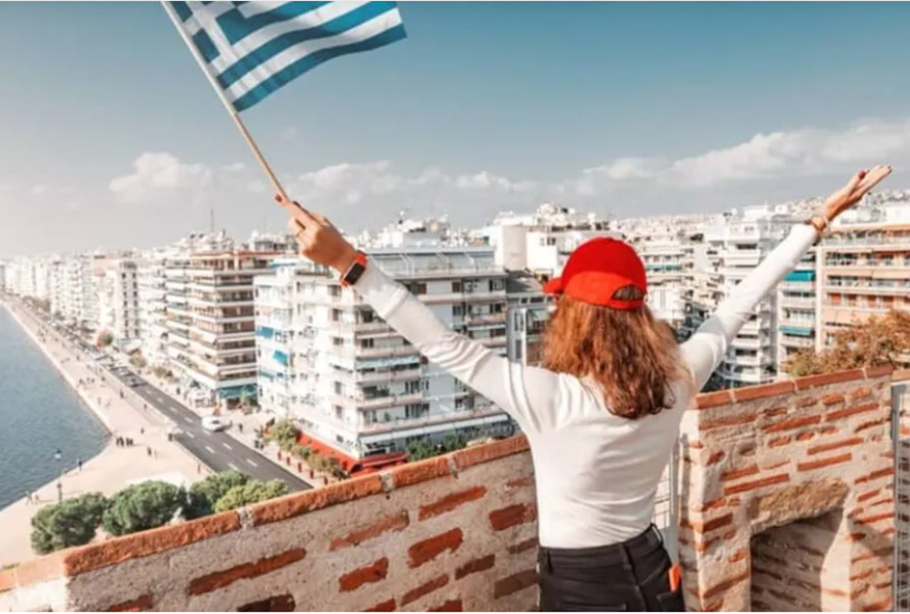 Bloomberg: Aυξήθηκαν κατά 40% οι Αμερικανοί που μετακομίζουν στην Ελλάδα
