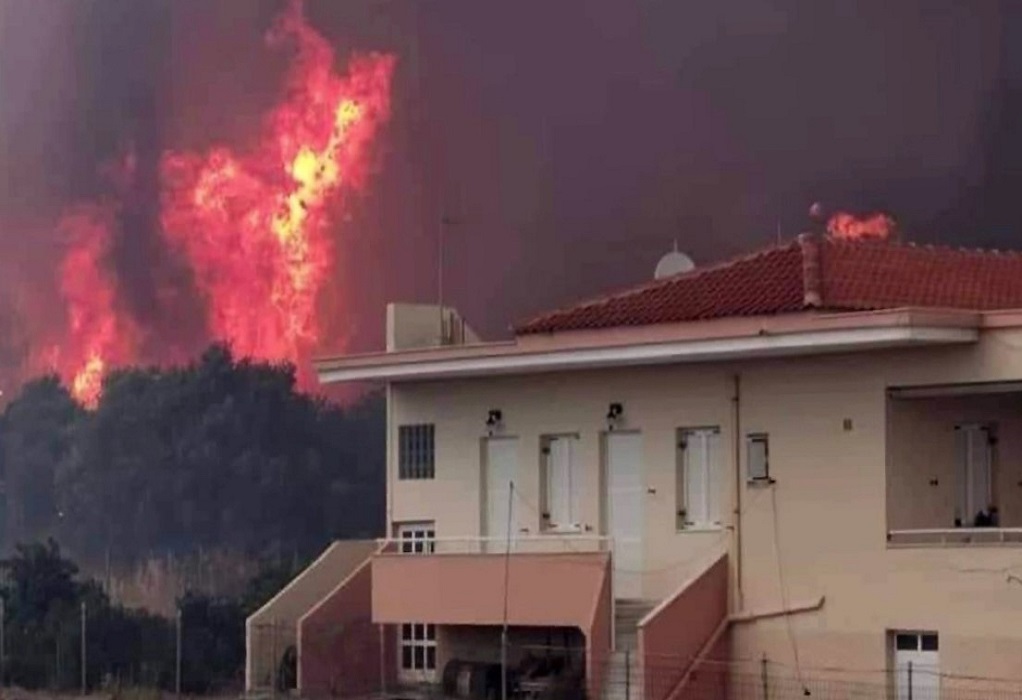 Φωτιά στη Λέσβο: Μπήκε στον οικισμό Βατερά – Καίγονται σπίτια (ΦΩΤΟ-VIDEO)