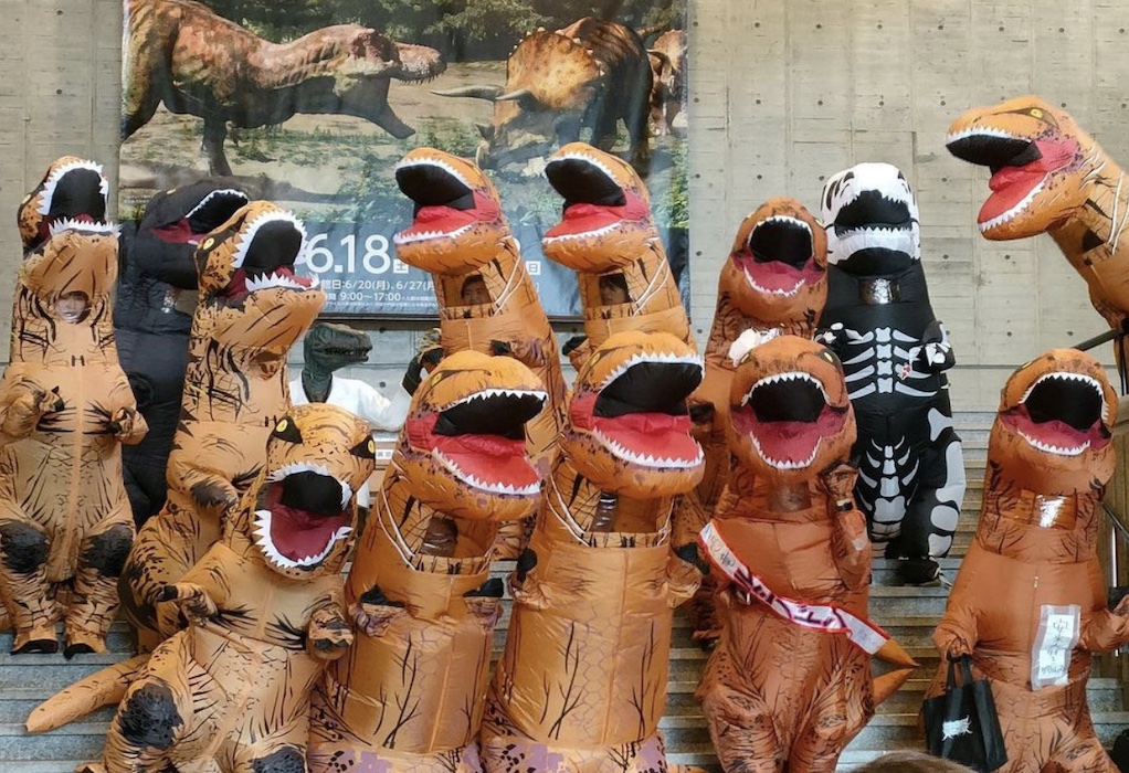 Ντύθηκαν «δεινόσαυροι» σε έκθεση για τον Τυραννόσαυρο Ρεξ