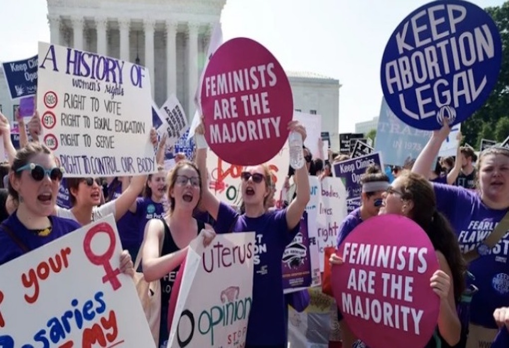 ΗΠΑ: Χιλιάδες διαδηλωτές στον Λευκό Οίκο – Ζητούν από τον Μπάιντεν να προστατεύσει το δικαίωμα στην άμβλωση