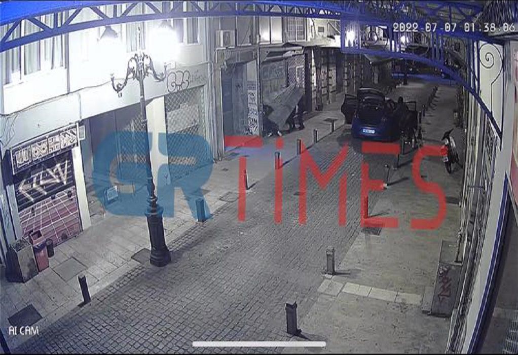 Βίντεο ντοκουμέντο: Διάρρηξη με βαριοπούλα σε κοσμηματοπωλείο στη Θεσσαλονίκη (VIDEO)