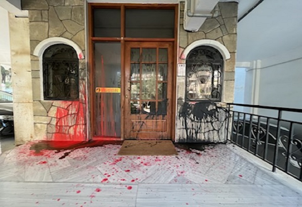 Θεσσαλονίκη: Επίθεση με μπογιές στο σπίτι του Σάββα Αναστασιάδη (ΦΩΤΟ)